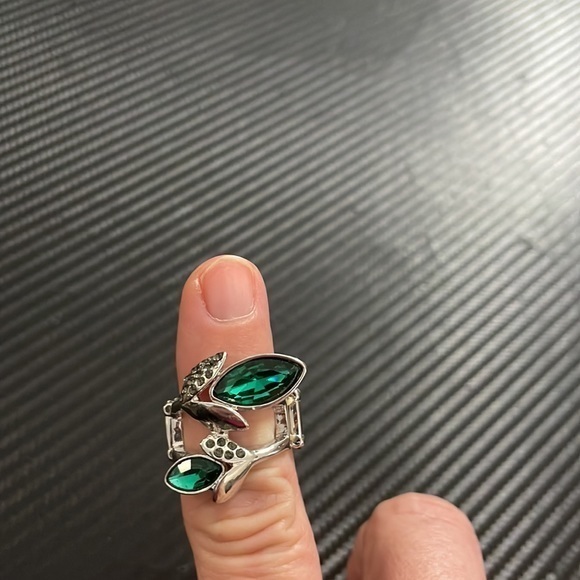 NWOT Paparazzi Emerald Green Stones an hematite on a Silver Ring Stretch Back - Picture 4 of 5